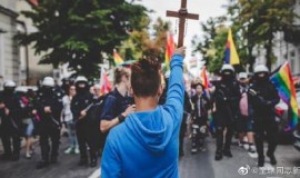 波兰：反同少年举十字架阻挡骄傲游-行，被恐同人士赞为“英雄”