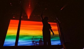 又是彩虹又是同性吻，1975乐队在迪拜演唱会上宣传同性恋平权