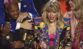 歌手Taylor Swift获MTV大奖，颁奖典礼演唱和发言力挺LGBT平权