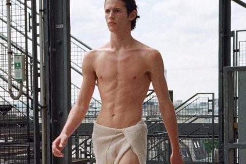 肌肉男孩围着浴巾走秀，这场秀也太性感了吧！