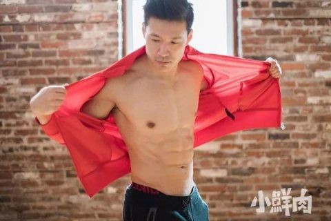 亚裔健身天菜遭霸凌，拍视频自证够硬够性感！