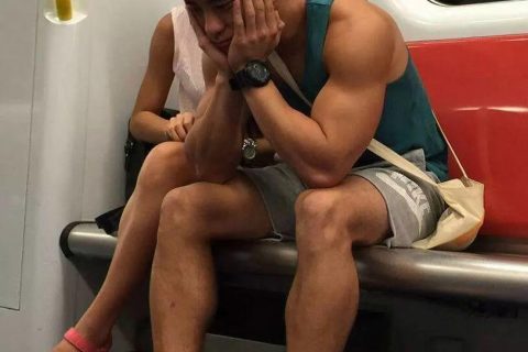 香港地铁里的大鼻子帅哥，颜值太惊艳了