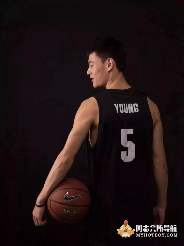 这枚肌肉小狼狗杨文友，他是郑州大学篮球队的5号，颜值出众 时尚型男 第3张