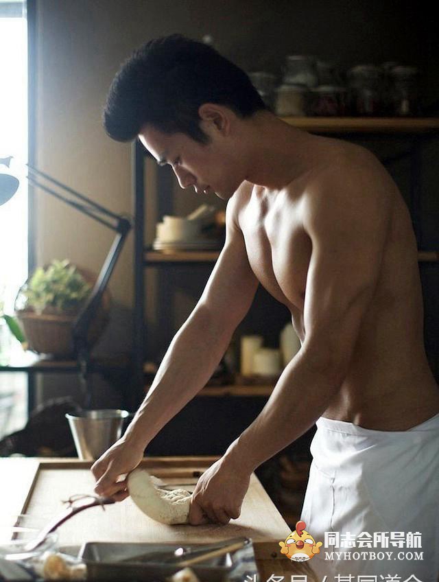高颜值肌肉帅哥在厨房做饭，你想吃吗？