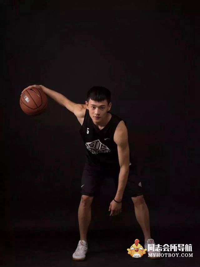 这枚肌肉小狼狗杨文友，他是郑州大学篮球队的5号，颜值出众 时尚型男 第4张