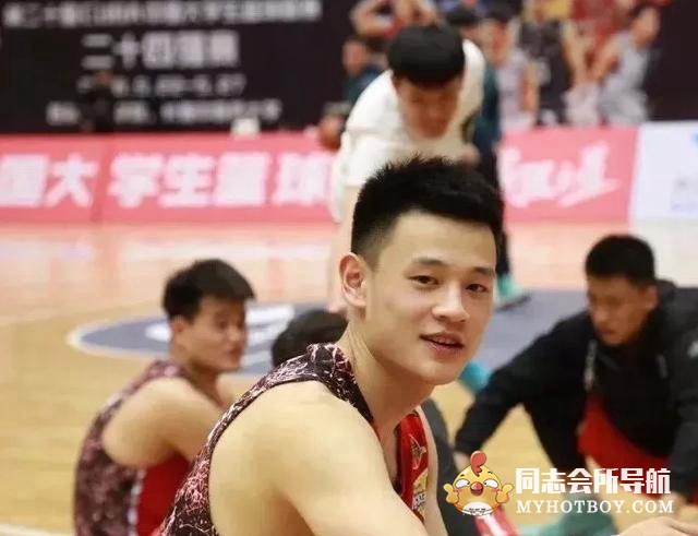 这枚肌肉小狼狗杨文友，他是郑州大学篮球队的5号，颜值出众 时尚型男 第14张