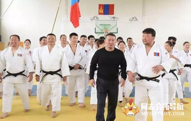 向中国捐赠3万只羊的蒙古国总统，竟然是个大肌霸 时尚型男 第11张