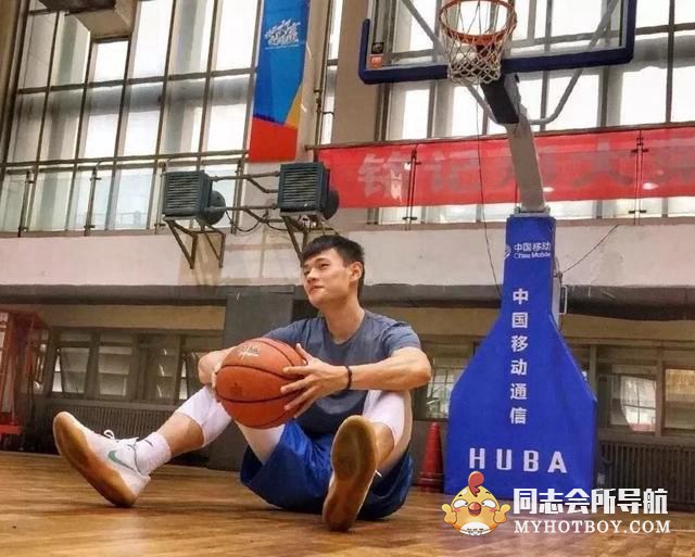 这枚肌肉小狼狗杨文友，他是郑州大学篮球队的5号，颜值出众