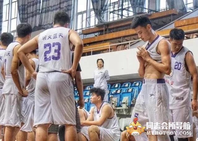 这枚肌肉小狼狗杨文友，他是郑州大学篮球队的5号，颜值出众 时尚型男 第2张