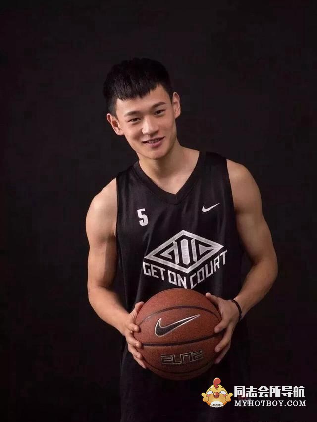 这枚肌肉小狼狗杨文友，他是郑州大学篮球队的5号，颜值出众 时尚型男 第5张