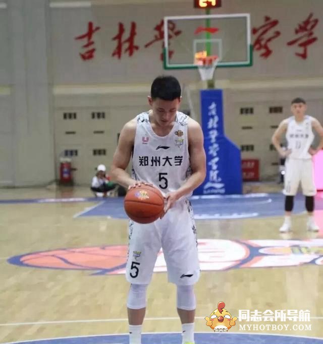 这枚肌肉小狼狗杨文友，他是郑州大学篮球队的5号，颜值出众 时尚型男 第12张