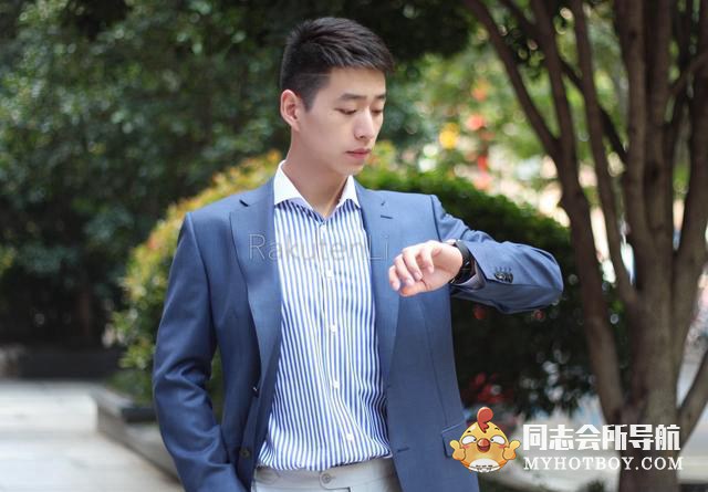 网上爆火的上海肌肉男神，穿上正装太A了！ 娱乐画报 第10张
