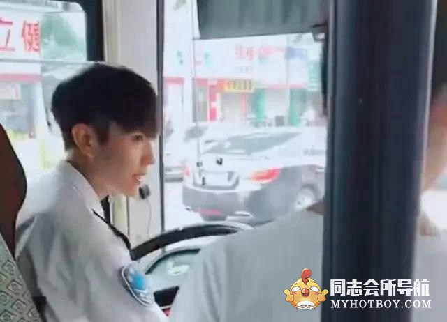 “最帅公交司机”走红，看到正脸后，网友：美颜有毒 时尚型男 第2张