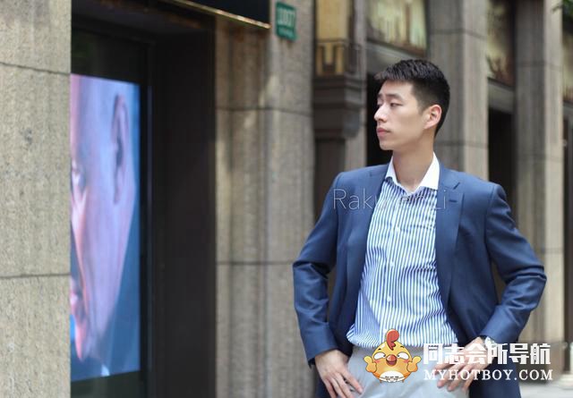 网上爆火的上海肌肉男神，穿上正装太A了！ 娱乐画报 第9张