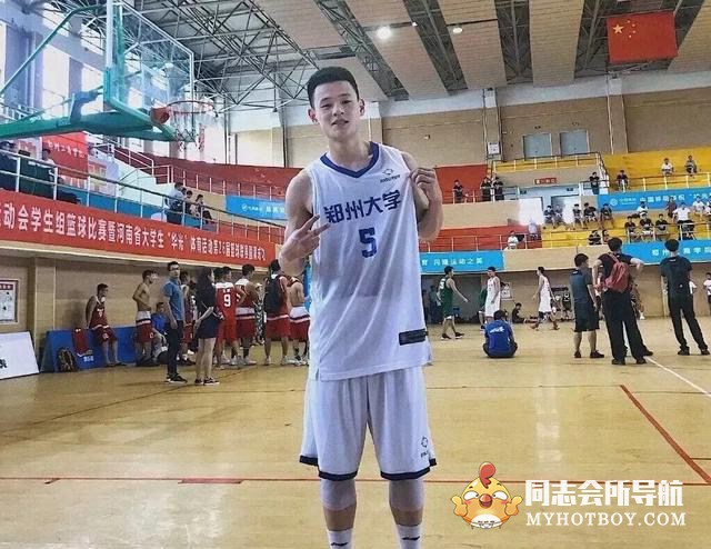 这枚肌肉小狼狗杨文友，他是郑州大学篮球队的5号，颜值出众 时尚型男 第8张