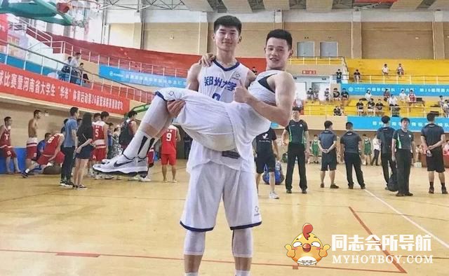 这枚肌肉小狼狗杨文友，他是郑州大学篮球队的5号，颜值出众 时尚型男 第10张